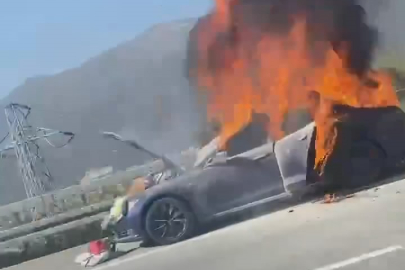 Tesla alev alev yandı