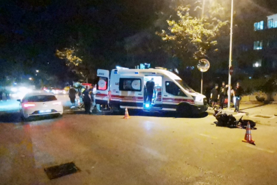 Motosikletin otomobile çarptığı kazada 2 kişi yaralandı