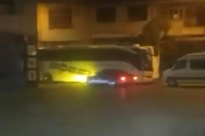 Drift atarken park halindeki otobüse çarptı