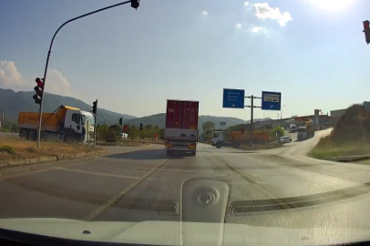 Kırmızı ışıkta geçen tır, faciaya davetiye çıkardı