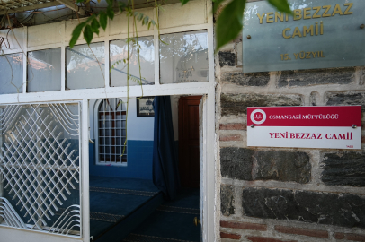 Tuzpazarı'ndaki Yeni Bezzaz Camii'nin mihrabı dökülüyor
