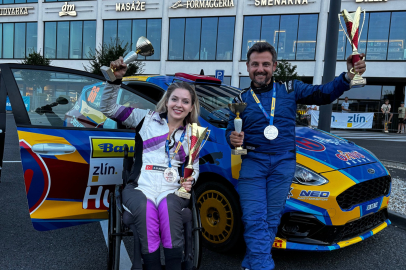 Ülkemizin ilk engelli kadın ralli pilotu Kübra'dan iki kupa