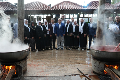 Mustafa Varank, kadınlarla salça yaptı