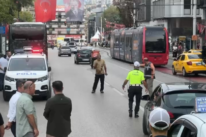 Heykel'in ortasında kendini defalarca bıçakladı