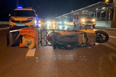 Bariyerlere çarpan motokurye vefat etti