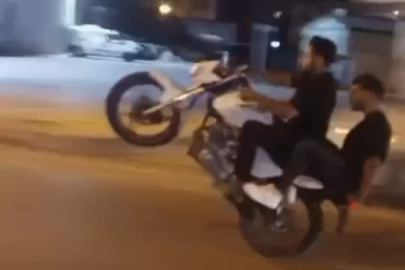 Tek teker üzerindeki gençlerin tehlikeli yolcuğu