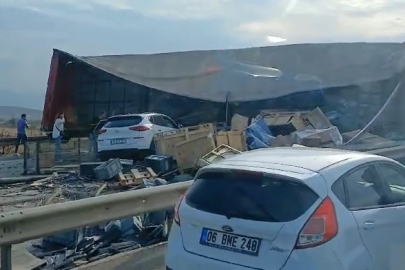 Devrilen tırdan saçılan malzemeler yolu kapattı
