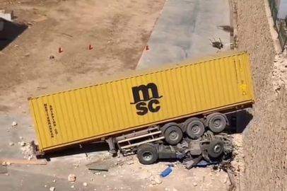 Freni boşalan tır, mobilya fabrikasının bahçesine uçtu