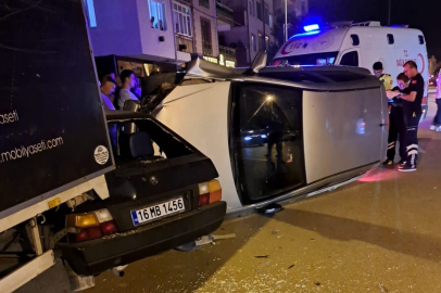 Park halindeki otomobillere çarpan araç devrildi