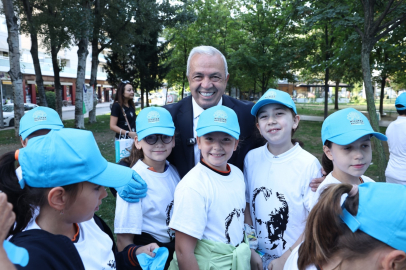 Başkan Özdemir, öğrencilerle parkı temizledi