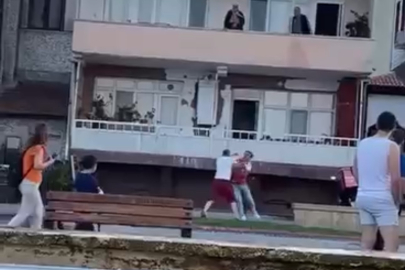 Evinin önüne park eden motokurye ile kavga ettiler