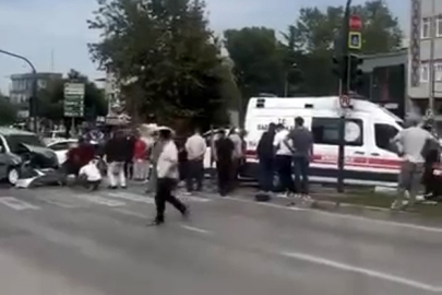 Dikkatsiz sürücü, hasta taşıyan ambulansa çarptı