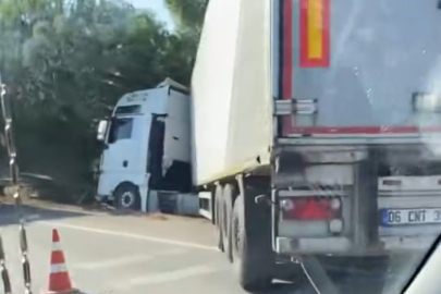 İzmir Yolu'nda tır devrildi, kilometrelerce kuyruk oluştu