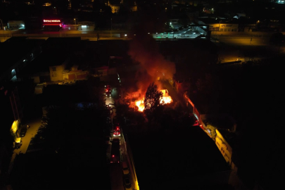 Palet fabrikasındaki yangın geceyi aydınlattı