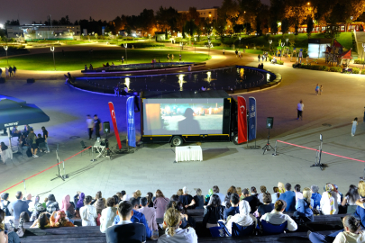 Atatürk Stadyumu önünde sinema keyfi