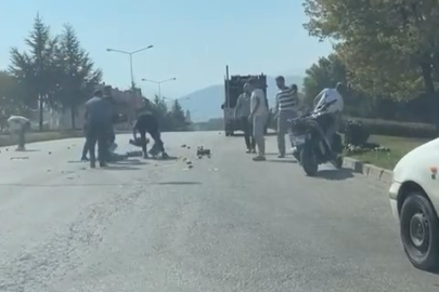 Araçtan düşen armutlar diğer sürücülerin yardımıyla toplandı