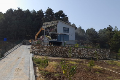 Uludağ eteklerindeki kaçak villa yıkıldı