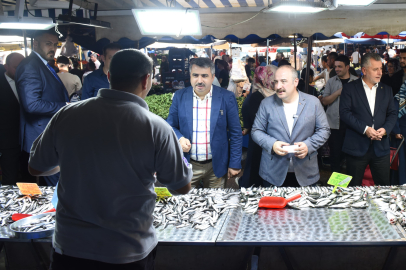Başkan Yılmaz ve Mustafa Varank pazarcı esnafıyla buluştu