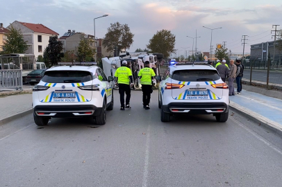 Kontrolden çıkan tır altyola devrildi
