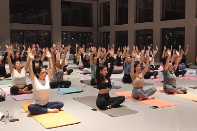 Nilüfer'de kadınlar yoga yapıyor