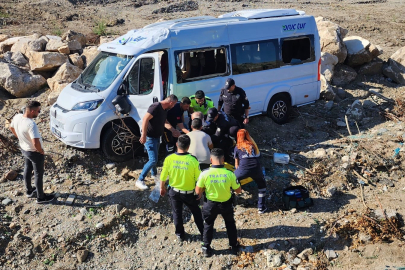 Mustafakemalpaşa'da servis minibüsü takla attı