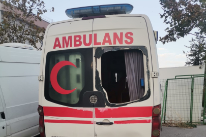 Hastanedeki ambulansın ve kulübenin camlarını kırdılar
