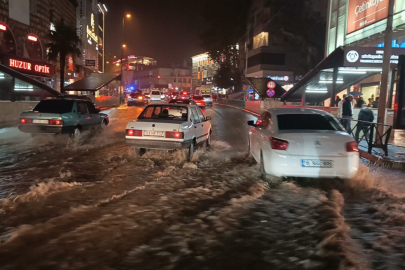 Şiddetli yağmur cadde ve sokakları göle çevirdi