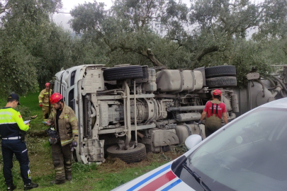 Orhangazi'de çimento yüklü tanker devrildi