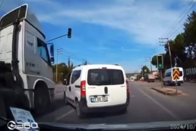 Önüne çıkan ticari araca çarpan tır devrildi