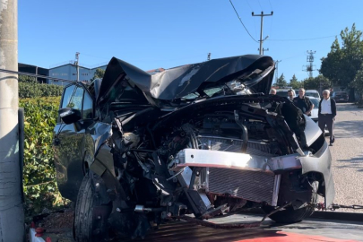 Otomobilin direğe çarptığı kazada 4 kişi yaralandı