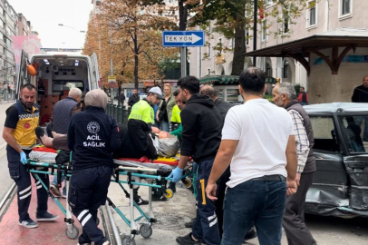 Altıparmak’ta ticari araç ile otomobil çarpıştı