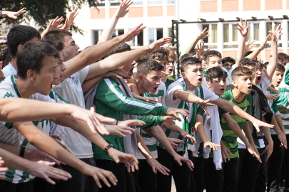 Okula Bursaspor formasıyla gelen öğrenciler ile futbolcular buluştu