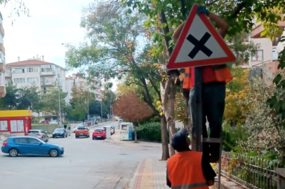 Kükürtlü’deki trafik levhaları yenilendi