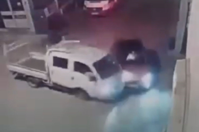 Kamyonet ile otomobilin çarpıştığı kaza kameraya yansıdı