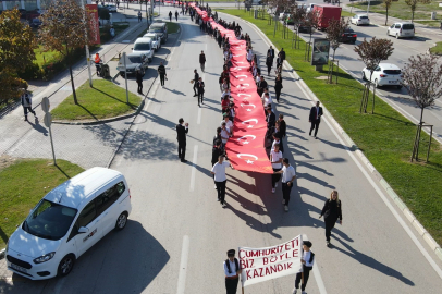 Öğrencilerden dev bayraklı teröre lanet yürüyüşü