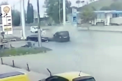 Kontrolden çıkan araç önce arabaya, sonra benzinliğe daldı