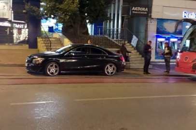 Sorumsuz genç tramvay yoluna park etti, seferler aksadı