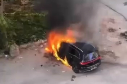 Park halindeki elektrikli Mercedes cip alev topuna döndü