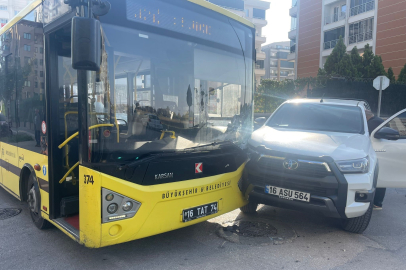 Belediye otobüsüyle kamyonetin kazasında 1 yolcu yaralandı