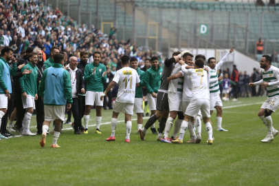 Bursaspor olumsuz yönde ilkleri yaşadı ama liderliği kaptı