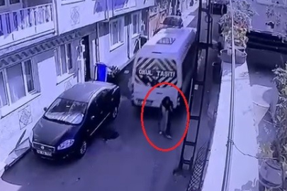 Geri giden servis minibüsü kadını ezdi