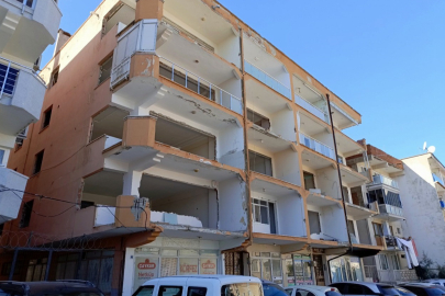 Mudanya'da yıkılmayı bekleyen bina tehlike saçıyor