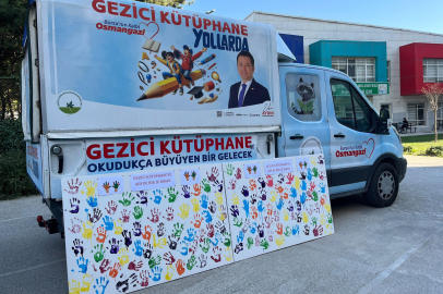 Çocuklar, elleriyle Gezici Kütüphane'ye iz bıraktılar