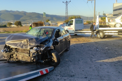 Orhangazi'de iki otomobil kafa kafaya çarpıştı