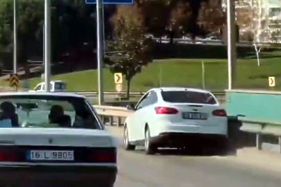 Direksiyon başında fenalaşan sürücü bir sağa bir sola çarptı
