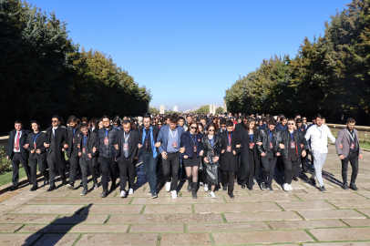 Bursalı gençler Anıtkabir'i ziyaret etti