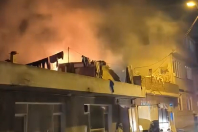 Tek katlı evin çatısı yandı