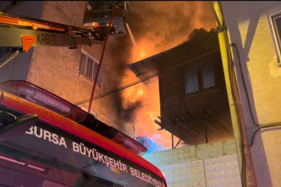 2 katlı ahşap ev yangında küle döndü