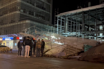 Lodos bir binanın iskelesini devirdi