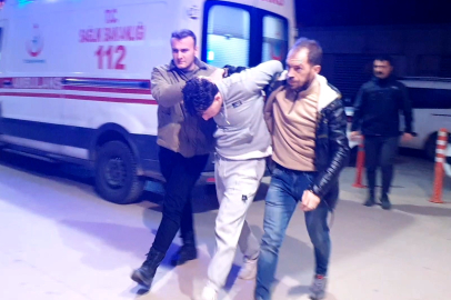 Ehliyetsiz sürücü, kamyonetle polise çarpıp 20 metre sürükledi